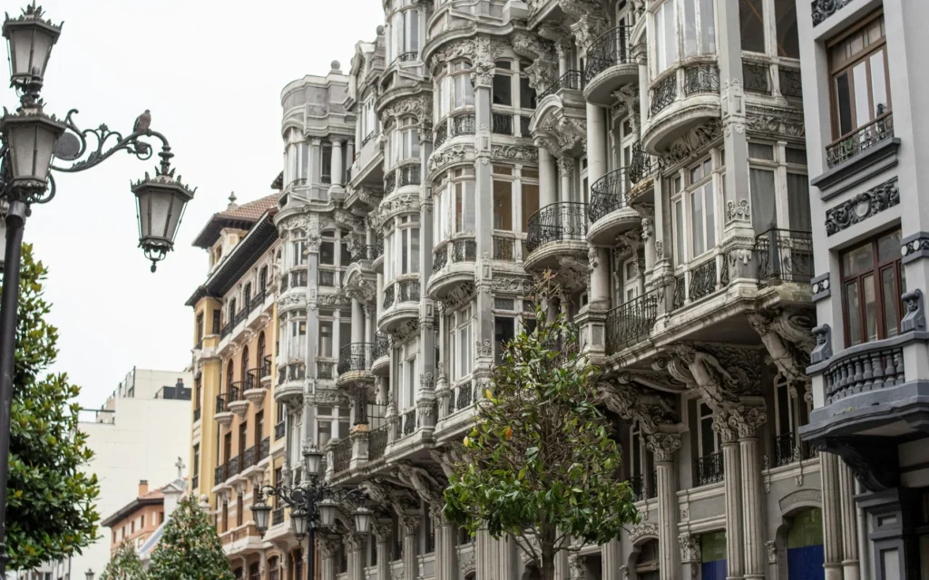 Arquitectura residencial de Oviedo. Contexto de Asturias; no es el edificio financiado.