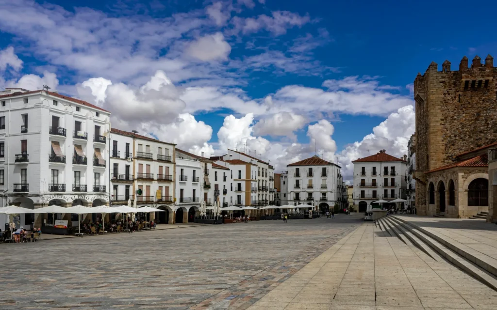 Plaza Mayor de Cáceres. Imagen de contexto regional de Extremadura; no identifica la localidad ni el local financiado.