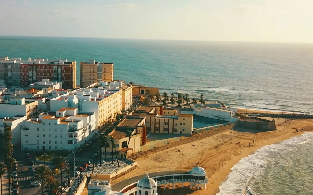 Vista del litoral de Cádiz ciudad. Contexto provincial; no representa Sotogrande ni la parcela financiada.